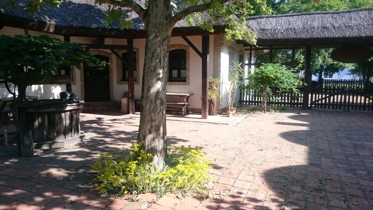 Hajoskert Vendeghaz Hotel Gonyu Exterior photo
