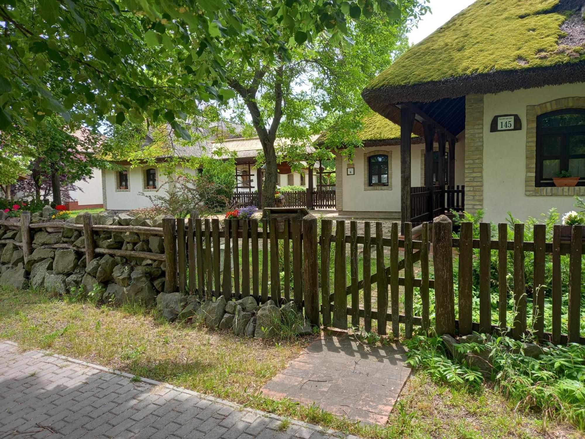 Hajoskert Vendeghaz Hotel Gonyu Exterior photo