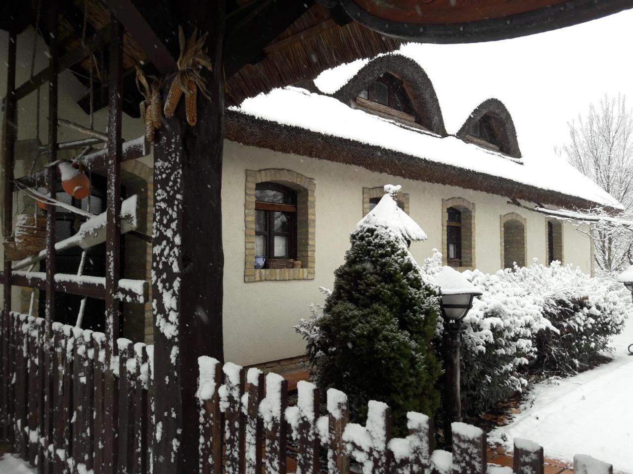 Hajoskert Vendeghaz Hotel Gonyu Exterior photo